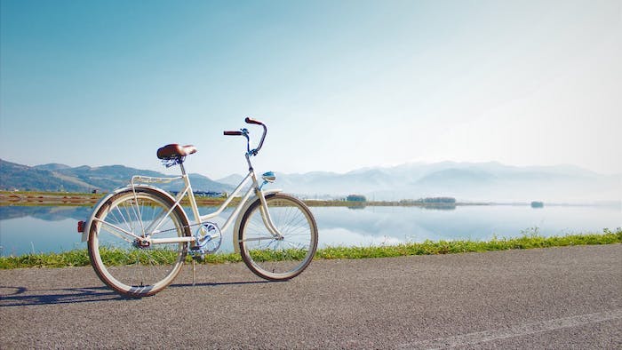 Bicyclette blanche au bord d'un lac, fond d'écran tumblr, image paysage, fond d'écran plage