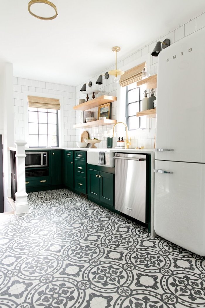 Ikea sol carrelage mediterraneen noir et blanc, smeg frigo cool, étagères en bois, cuisine noir et bois avec murs blanches