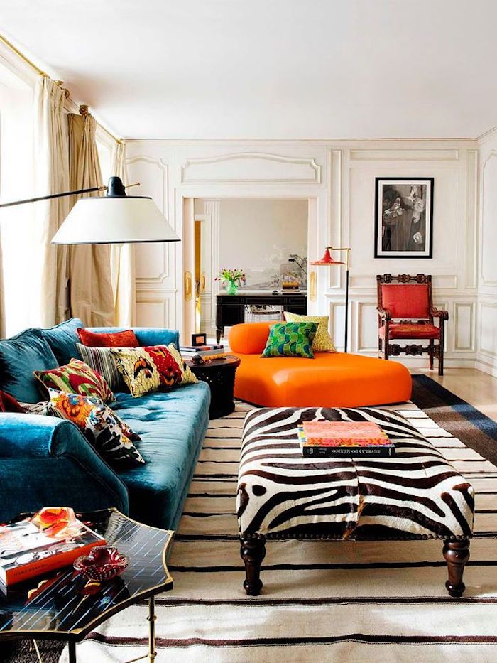 Tapis style berbere, coussin boheme colorés, inspiration décoration, pouf orange, table basse avec couverture à motif zèbre
