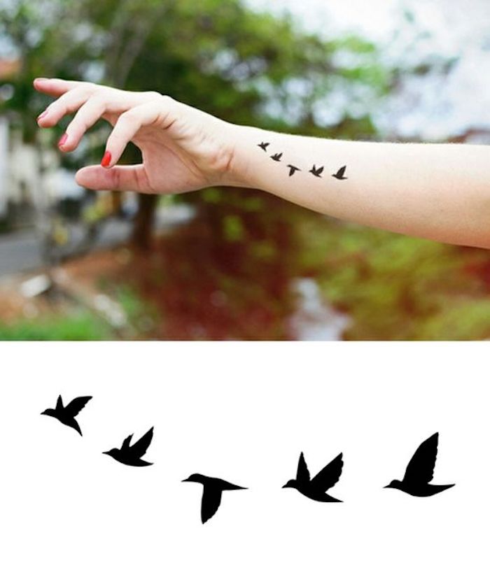 tatouage oiseaux, petit tatouage au poignet, vernis à ongles rouge, oiseaux volants, tatouage oiseau discret