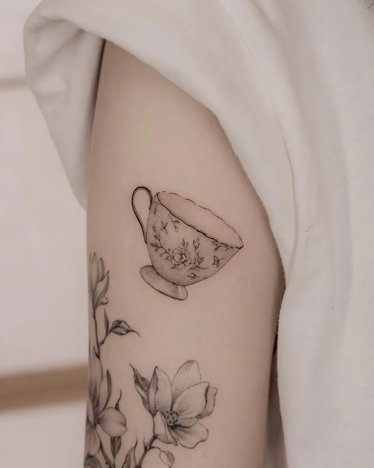 les plus beaux tatouages femme dessin tasse de the vintage fleurs