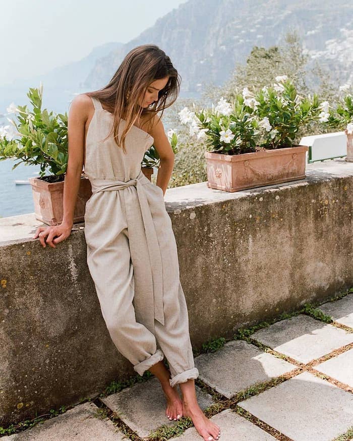 Beige claire salopette stylée à pantalon longue en lin, casual chic femme, tenue chic moderne, tendances été 2019, photo en Italie, belle nature