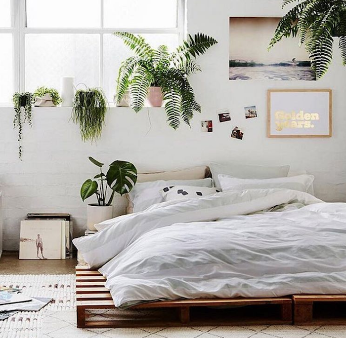 Scandinave chambre à coucher, lit sur le sol en palettes, plantes vertes, coussin boheme, deco ethnique, superbe idée de décoration de chambre blanche