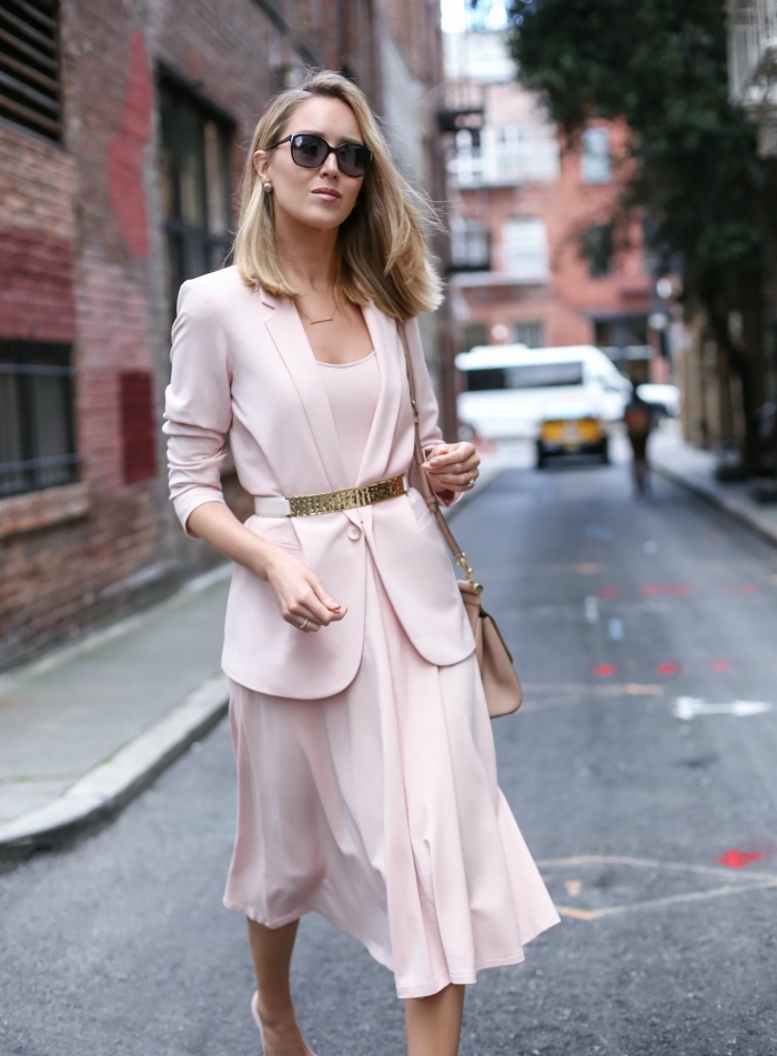 comment bien s'habiller femme 2019, modèle de tailleur femme avec jupe et blazer en rose pastel, idée coupe carré long plongeant blond