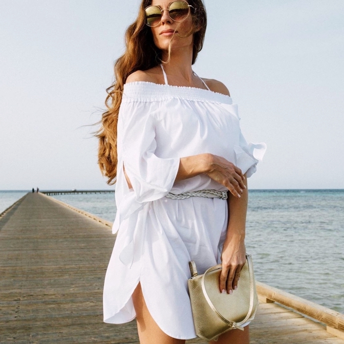 idée tunique de plage blanche, modèle robe d'été blanche courte et ceinturée avec col bateau et fente sur le côté