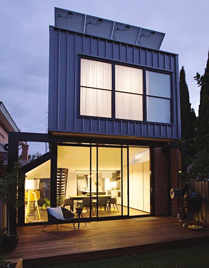 extension maison architecture moderne avec verrières sur une terrasse exterieure de bois
