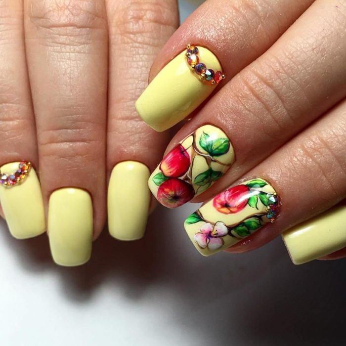 ongles carrés en jaune et rouge, dessin ongle pommes et fleurs de pommier, nail art été avec strass et dessins originaux