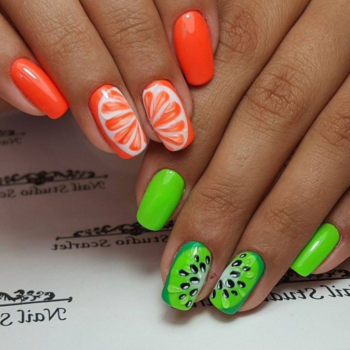 ongles design fruité, manucure en orange et vert avec dessin ongle kiwis et oranges, nail art été
