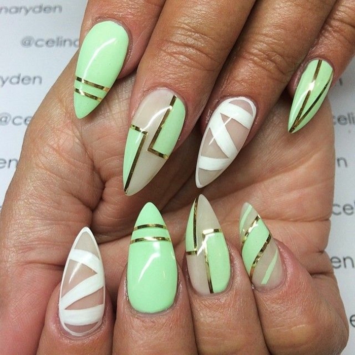 manucure en vert menth et blanc, ongles au strass, manucure en amandes, design des ongles graphiques