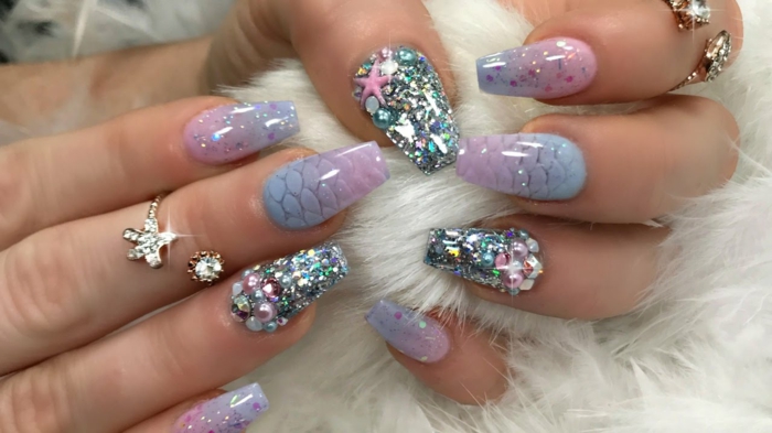 ongles en lilas et violet, bague étoile, manucure sur ongles ballerines, déco nail art acrylique