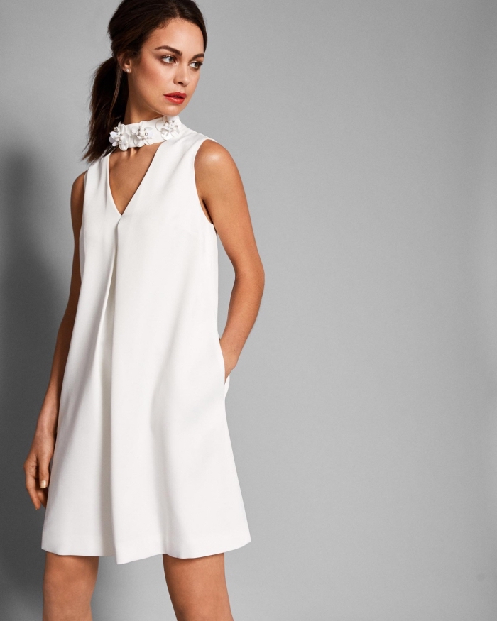 comment bien s'habiller pour une soirée d'été femme, idée robe de soirée blanche courte avec col effet choker floral