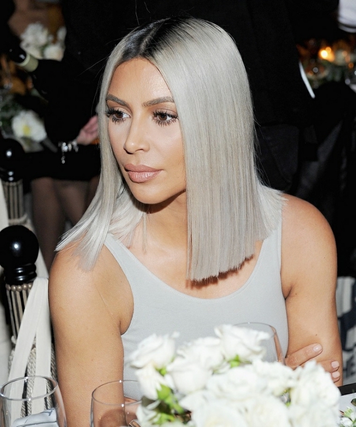 coiffure célébrité de Kim Kardashian avec coupe carré plongeant lisse de couleur blond froid avec racines noires