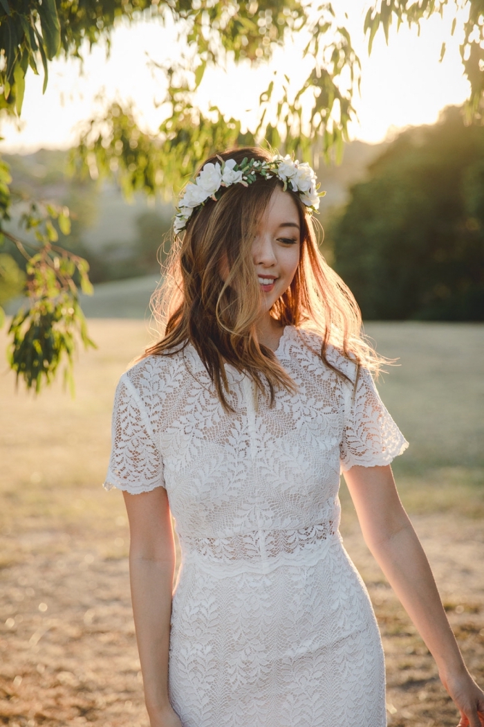 robe de mariée style bohème chic pour été, modèle de robe blanche droite courte aux manches courtes en dentelle florale
