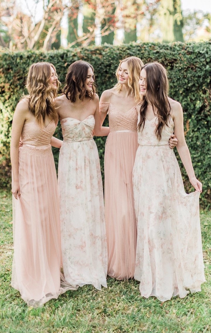 Robe bohème chic mariage 2019, idée tenue de mariage stylée, robe longue rose pale mariage