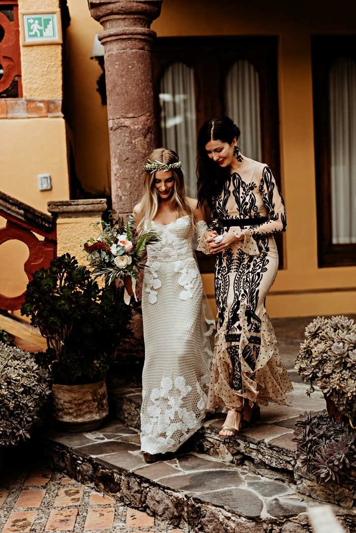 modèle robe mariage champetre pour la mère de la mariée, robe sirène couleur nude à broderies noires et à volants en bas 