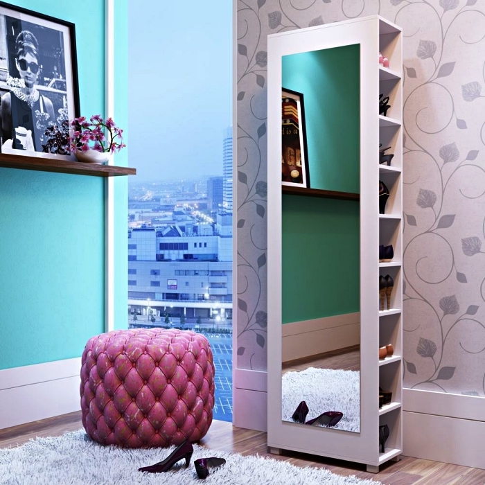 petit meuble de rangement avec miroir sur le côté pour ranger ses chaussures dans la pièce dressing ou l'entrée