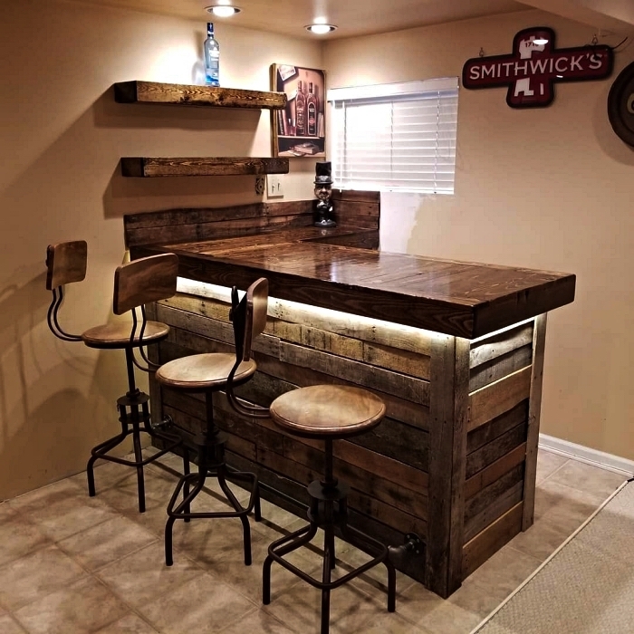 aménagement d'un bar en bois de palette intérieur avec tabourets de bar en bois et métal, coin bar dans le salon ou la cuisine