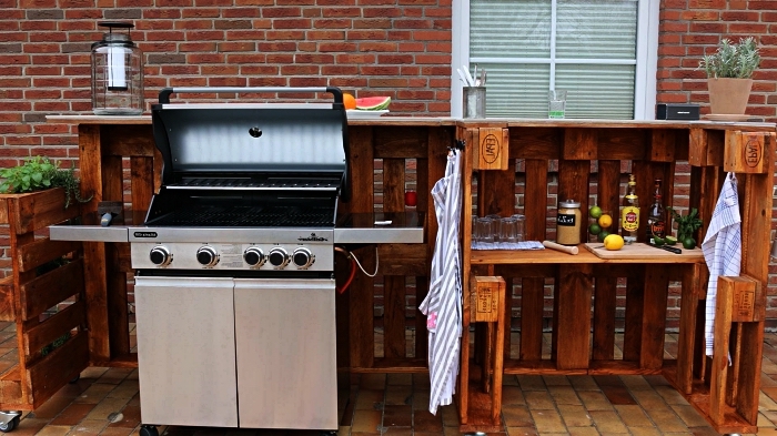 cuisine extérieure avec barbecue et plancha en palette récup,, meuble de jardin en palettes avec étagères