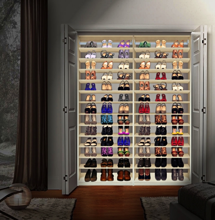 armoire a chaussure aménagée dans un placard déjà existant, placard à chaussures avec éclairage dans une chambre parentale