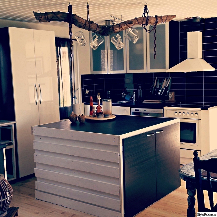 cuisine noire et blanche de style scandinave avec ilot central palette au design moderne à placard intégré