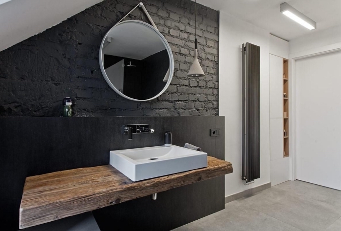 comment aménager une petite salle de bain sous pente, idée salle de bain noir et blanc avec meubles vasque en bois brut