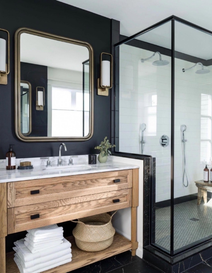 design intérieur contemporain avec accents rétro chic dans une salle de bain avec cabine de douche et meuble bois