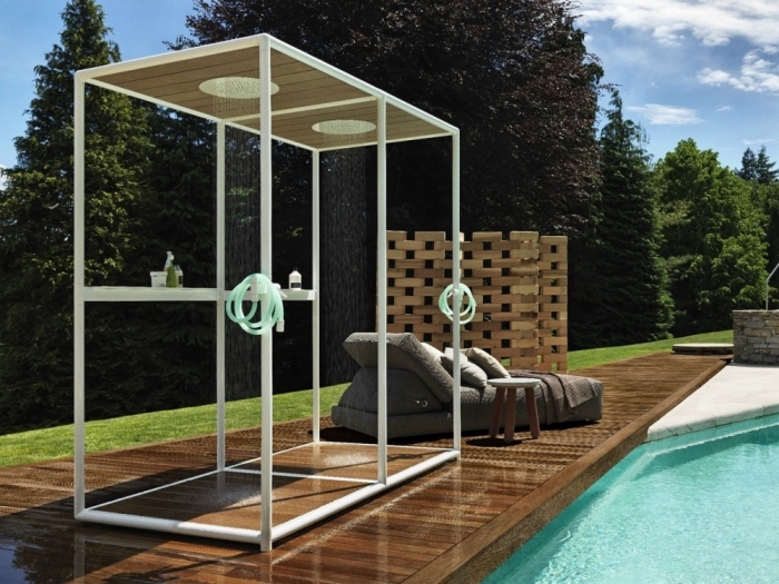 comment aménager une plage de piscine en bois avec douche à effet pluie, modèle de fauteuil de jardin gris foncé