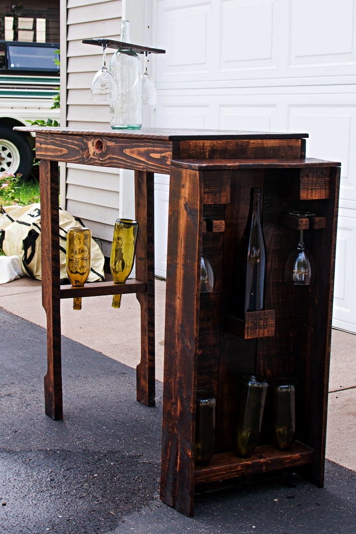 meuble avec palette en bois pour ranger ses bouteilles de vin, mini-bar en bois récup avec porte-verres range-bouteilles