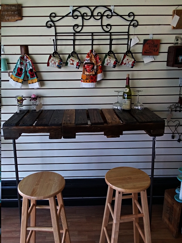 bar en bois de palette et piétement en métal, bar de cuisine mange-debout avec tabourets de bar en bois clair