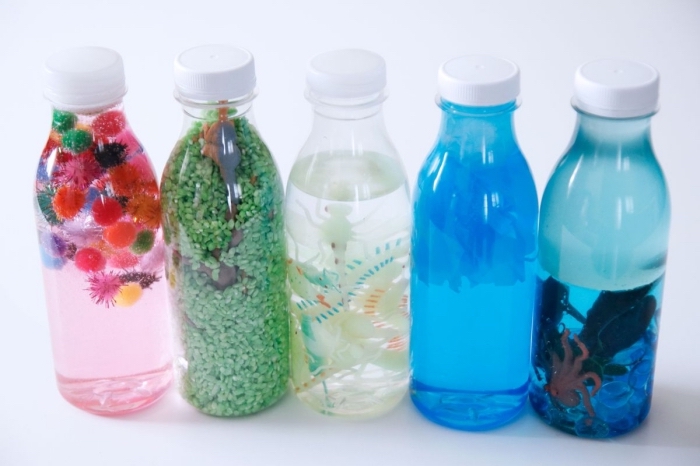 modèles de bouteilles sensorielles DIY, avec quoi remplir une bouteille en plastique, idée bouteille remplie de riz vert