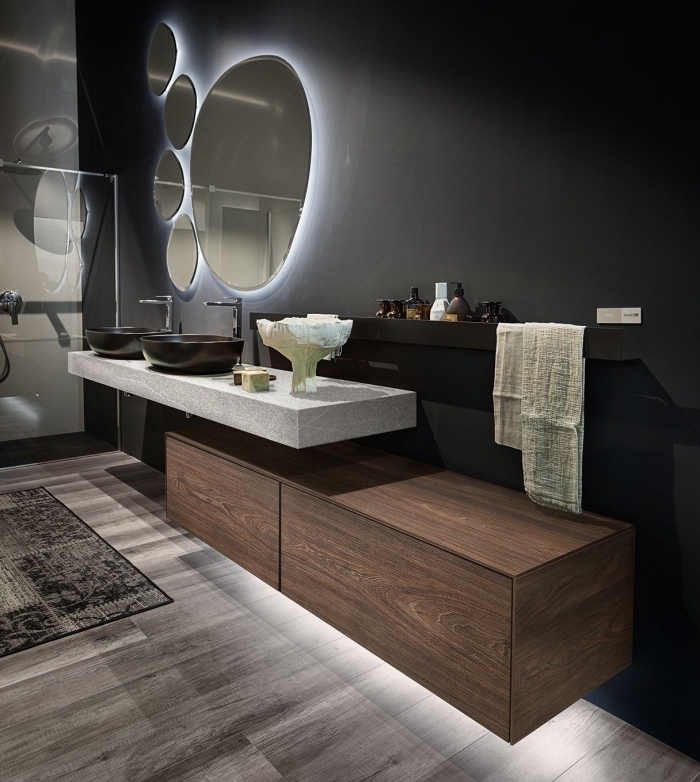 idée salle de bain noire à design moderne avec plancher bois gris, idée rangement mural salle de bain avec étagère noire