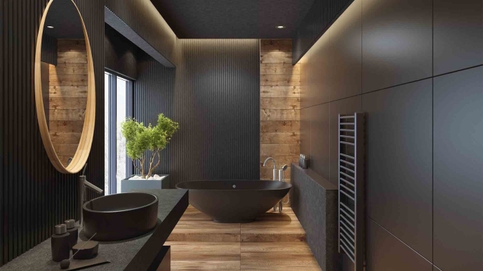 décoration de salle de bain noire aux murs noirs avec plancher imitation planches de bois, modèle de baignoire autoportante en noir mate