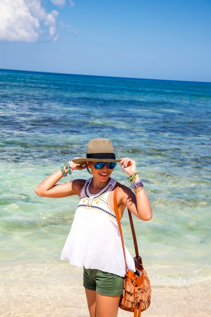 sac frangé, short, tunique blanche, lunettes de soleil, chapeau paille femme, bracelets bohèmes, femme sur la plage