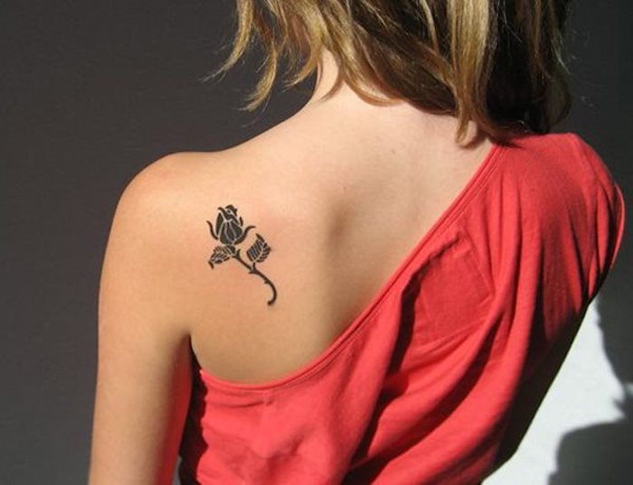tatouage rose minimaliste, tatouage dos femme, top rouge, fleur de rose avec deux feuilles encre noire