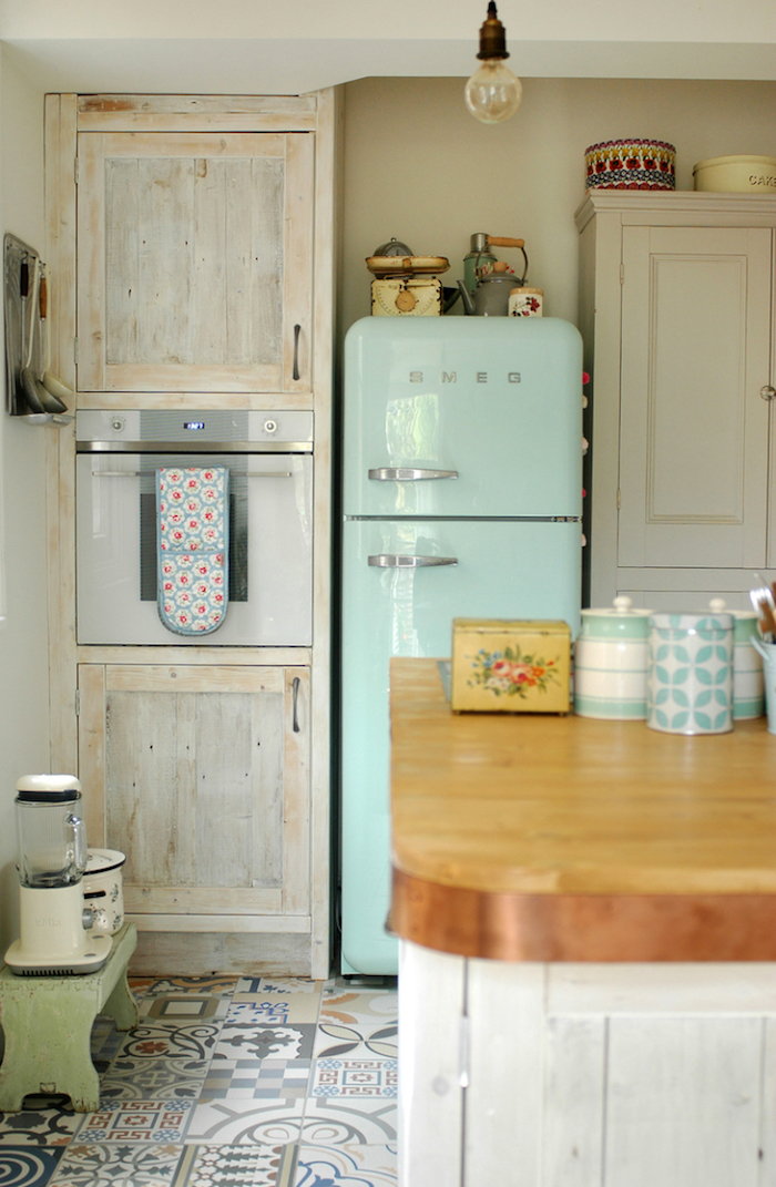Smeg réfrigérateur bleu claire, cool idée comment aménager sa cuisine vintage, décoration cuisine ancienne, le style rétro à la mode
