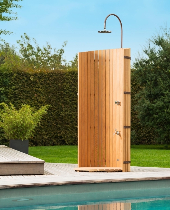 exemple d'aménagement extérieur d'une maison avec piscine, idée douche piscine à effet pluie en bois et métal