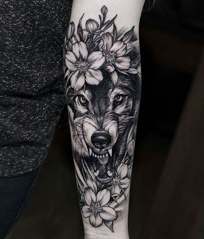 modele de tatouage loup sinistre, fleur de cerisier, tatouage encre noire, tatouage femme avant bras