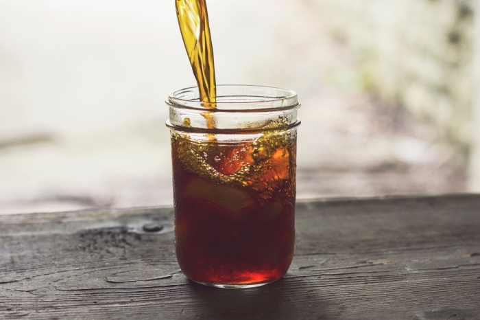 comment servir un ice tea dans un bocal, idée boisson rafraîchissante pour l'été à faire soi-même, recette thé vert refroidi avec citron