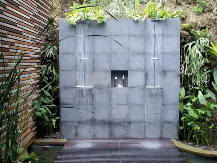décoration de jardin zen avec parement en pierre, modèle petit bassin de jardin, exemple de douche extérieur en béton