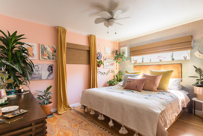 mur d accent rose, idee de mur de cadres, linge de lit coloré, tapis oriental, commode bois, deco tropicale à accents exotiques et végétation