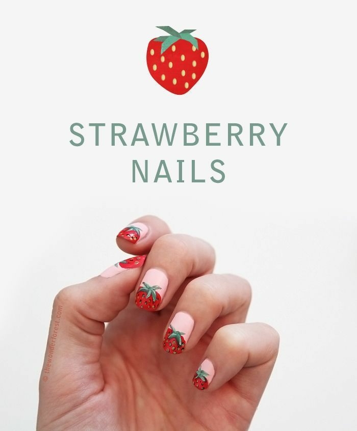 nail art été, motif fraise, manucure rose avec fraise rouge, idée nail art frais, ongle ete