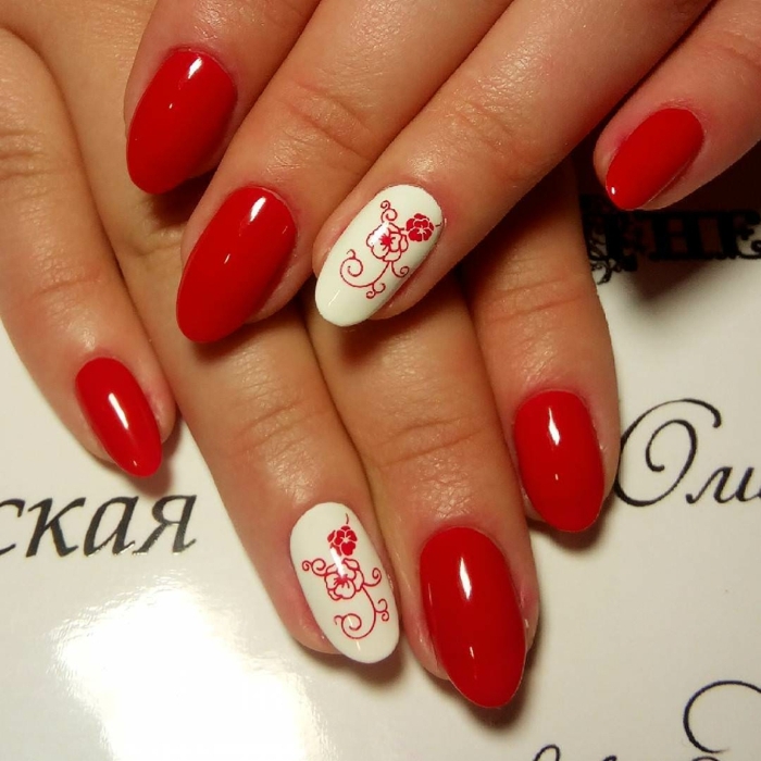 nail art été en rouge et blanc, ongles motifs floraux, ongles ovales en amande, joli déco ongles