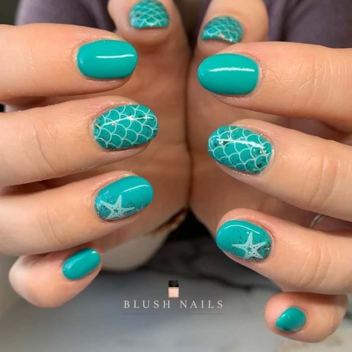ongles turquoises, ongles nail art écaille de sirène, étoiles de mer, motifs à thème marin