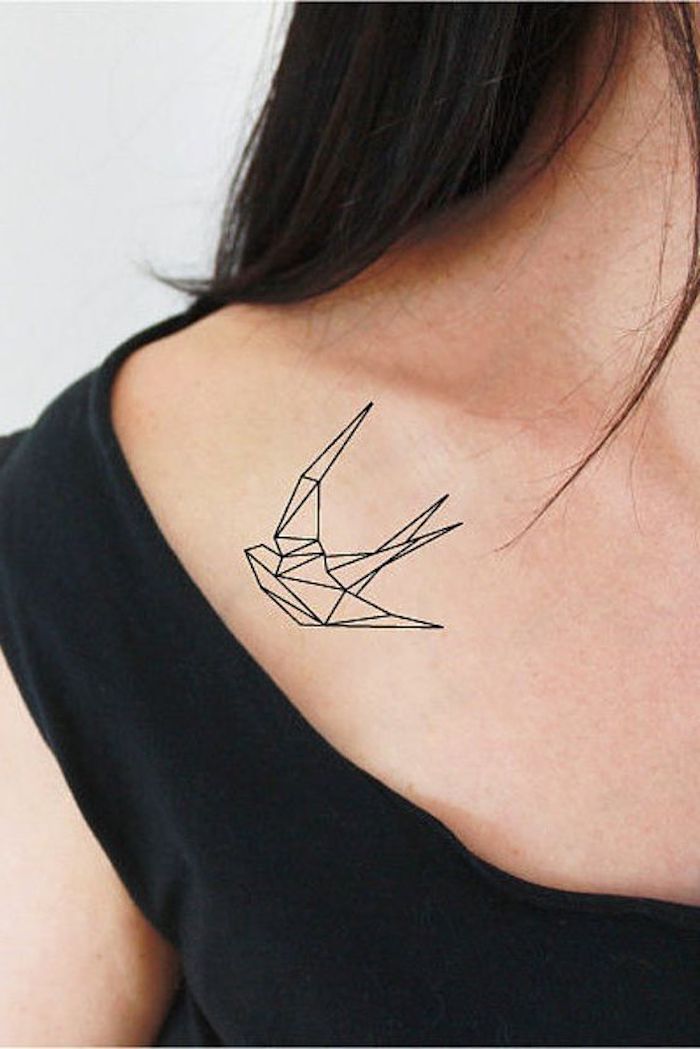 tatouage minimaliste sous l épaule, oiseau géométrique, tatouage femme discret sous la clavicule