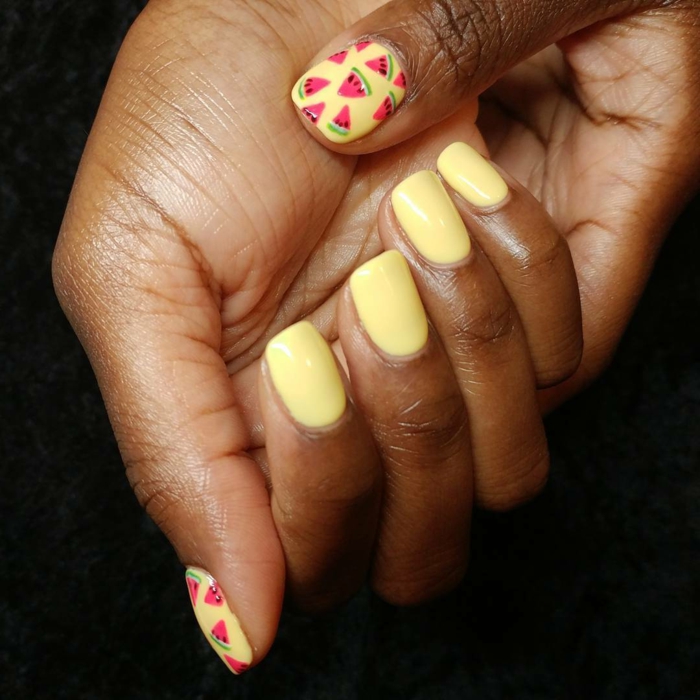 ongles design fruité, melon d eau, couleur des ongles jaune, dessin sur ongle rose et frais