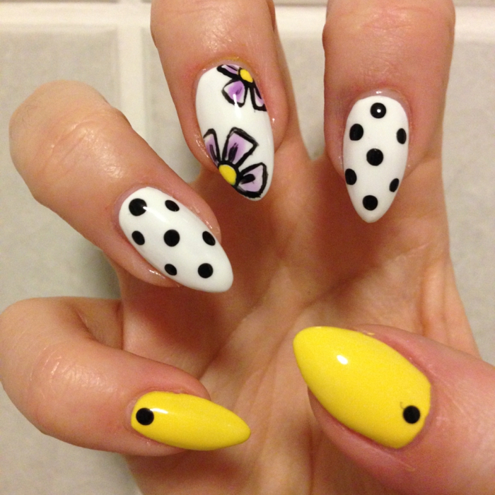 manucure ongles pointus, pois, fleurs en jaune et lilas, nail art été néon jaune