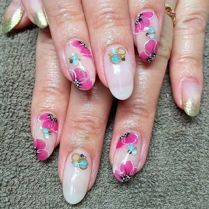 ongles ovales en rose avec motifs floraux, deco ongle ete, bords dorés, ongles décorés