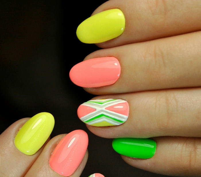 manucure néon, couleurs de l arc en ciel, motifs sur ongles graphique, couleurs jaune, rose, vert