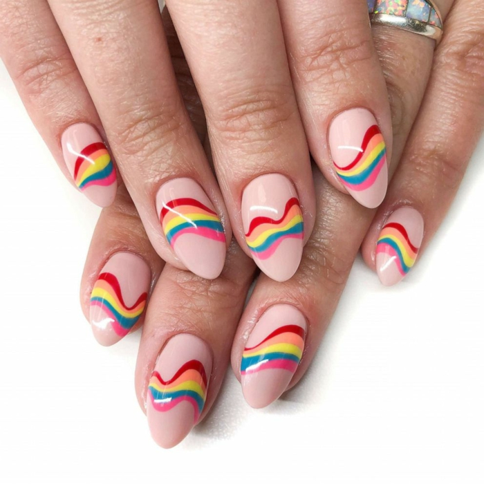 idée nail art arc-en-ciel, ongles en rose avec motifs de l'arce en ciel, bague, ongles forme amande