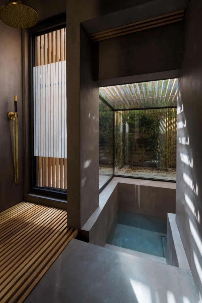 deco salle de bain zen, design intérieur contemporain dans une salle de bain aux murs foncés avec accents en bois